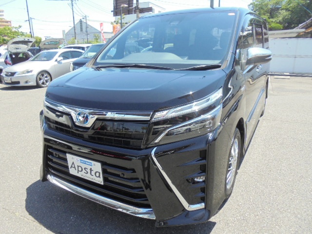 トヨタミニバンハイブリッドヴォクシー登場！！