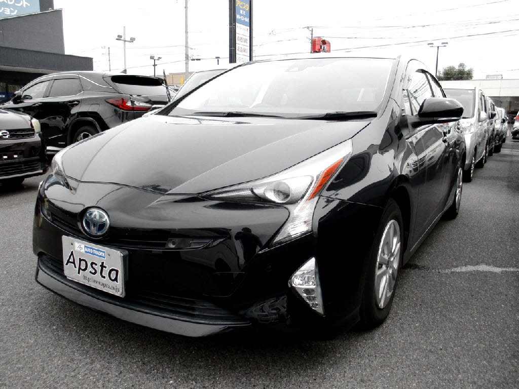 ブラックカラーが魅力的！プリウス登場！！
