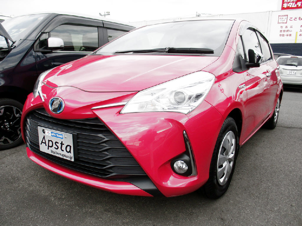 チェリーピンクが魅力的！ヴィッツハイブリッド登場！！